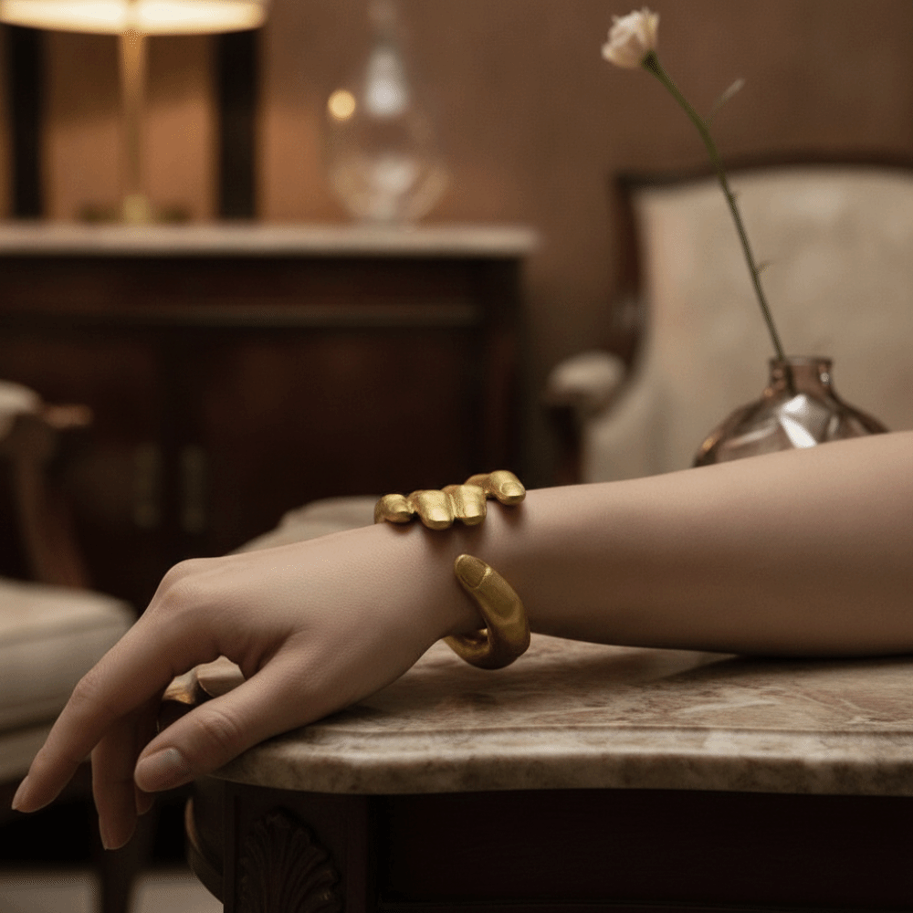 Luxury Lifestyle Photography - Pulsera de 5 dedos con agarre